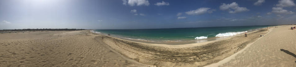 Ein Panoramablick auf einen Strand von Sal