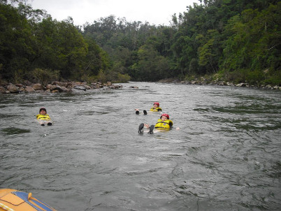Tully River Rafting - Bad im Fluss